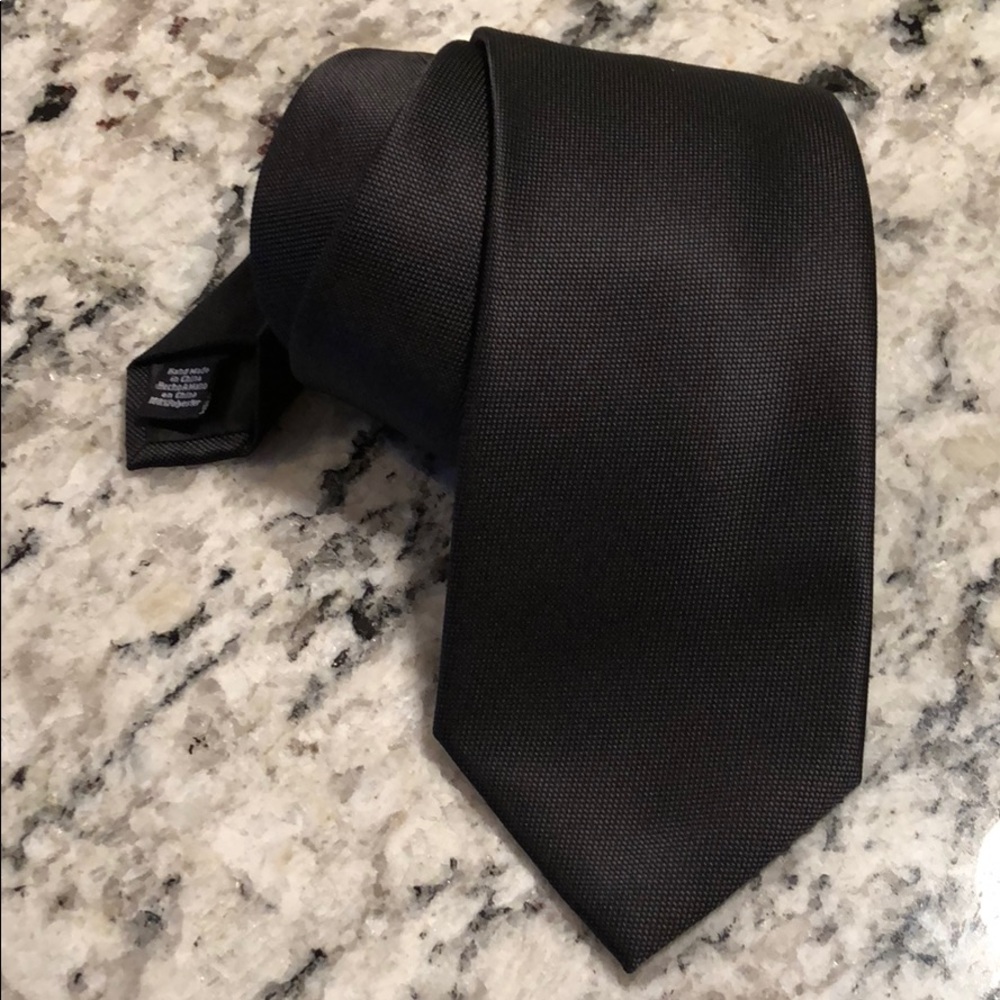 SOLID BLACK VAN HEUSEN TIE